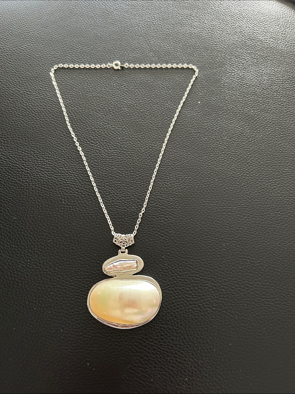 Silver plated Mother-of-Pearl Pendant Necklace - Cream Iridescent